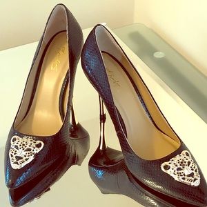New Thalia Sodi Black Heels with front Emblem 8.5